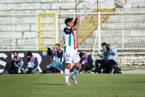 Palestino se alza en la cima en La Cisterna